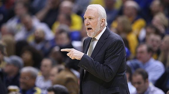 Popovich da instrucciones a sus jugadores. 