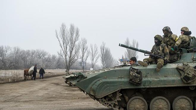 Un tanque del Ejército aguarda en un camino a las afueras de Donestk. 