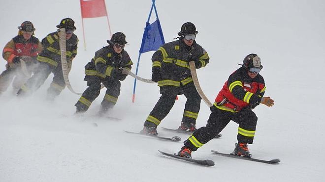 Un equipo de bomberos, en el descenso de la competición