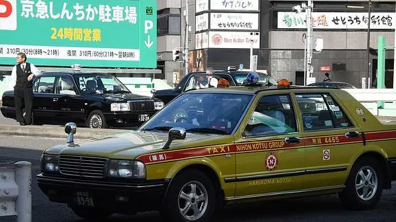 Taxistas esperan clientes en Tokio. 