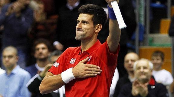 Djokovic saluda a los aficionados. 