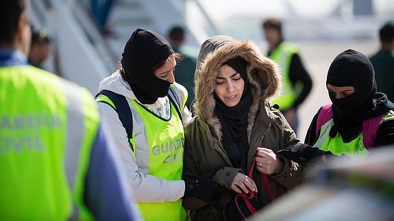 La detenida, Samira Yerou, en el aeropuerto de El Prat.