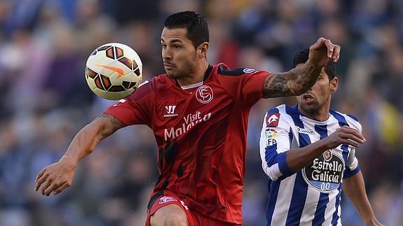 Vitolo controla el balón. 