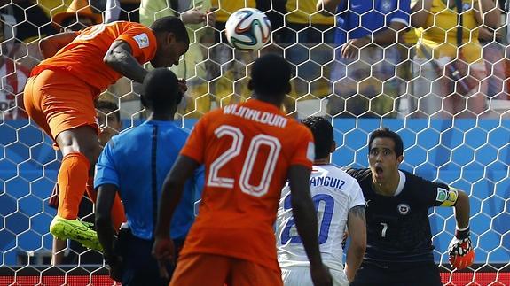 Leroy Fer (i), durante un partido con la selección holandesa. 