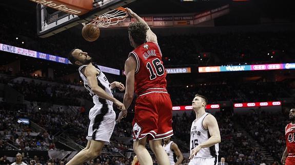 Pau Gasol machaca la canasta ante Manu Ginobili. 