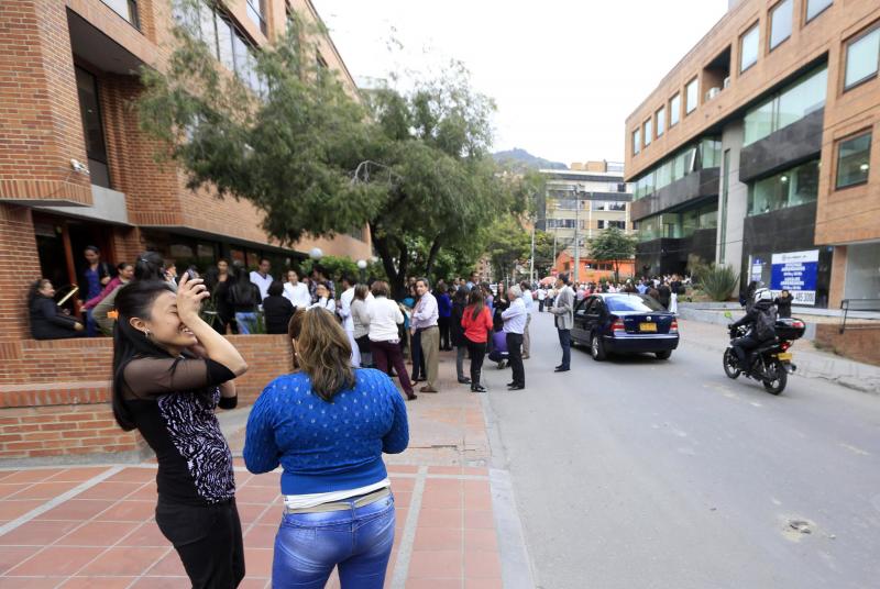 Un grupo de personas se agrupan en la calle tras el temblor 