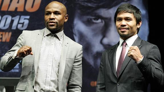 Mayweather (i) y Pacquiao posan antes del combate. 