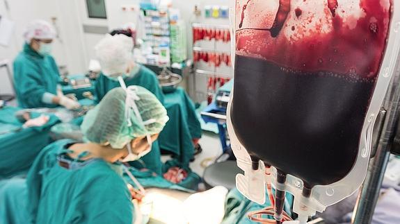 Un equipo médico durante una operación.