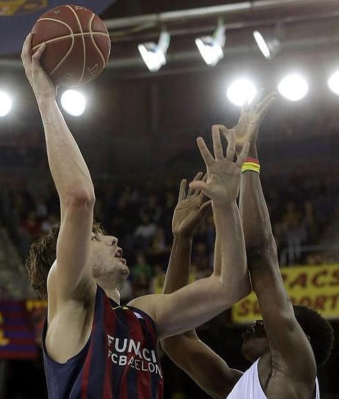 Ante Tomic (i) lanza a canasta ante la defensa de Diagné. 