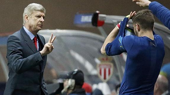 Wenger da instrucciones a un jugador. 