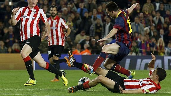 De Marcos (d) disputa un balón con Messi en un partido de la temporada pasada. 