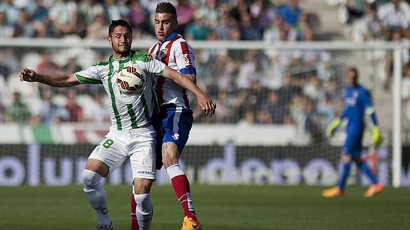 Andone (i) protege el balón ante Giménez. 