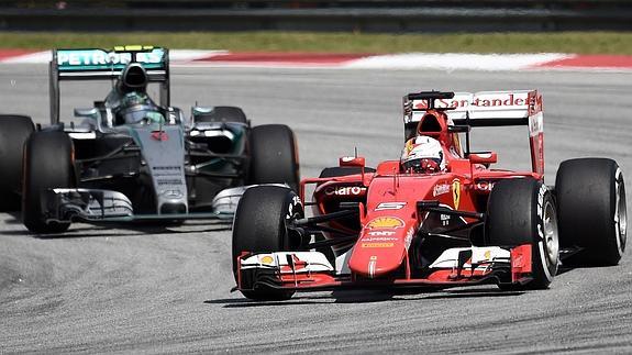 Vettel (d), por delante de Rosberg.