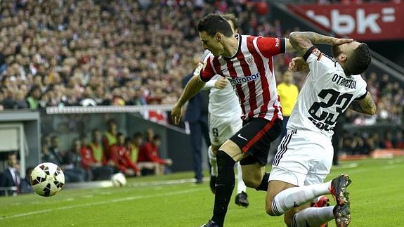 Aduriz y Otamendi, protagonistas opuestos en San Mamés. 