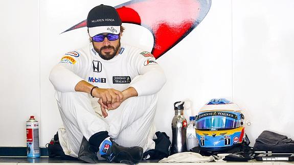Fernando Alonso, en el garaje de McLaren. 