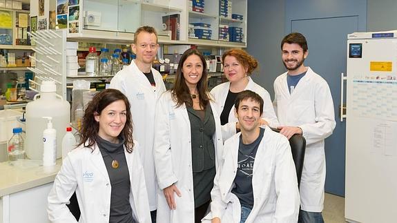 Laura Soucek (en el centro de pie) con su equipo del Vall d´Hebron