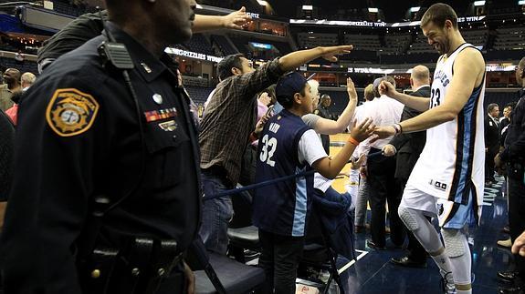 Marc Gasol saluda a los aficionados. 