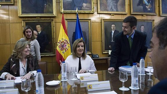 Fátima Báñez, durante la reunión que ha mantenido con las organizaciones representativas de los trabajadores autónomos. 