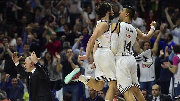 Los jugadores del Madrid celebran una canasta. 