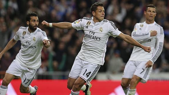 Futbolistas del Madrid celebran un gol. 