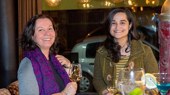 Montserrat González (izda.) y su hija Triana Martínez.