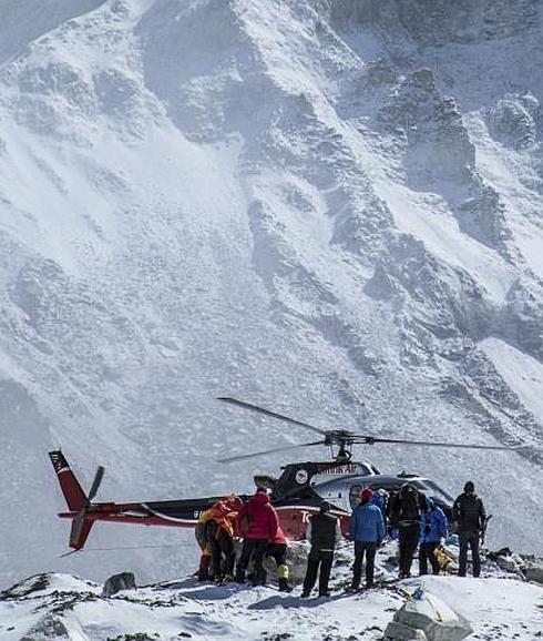 Un helicóptero evacua a los últimos montañeros. 