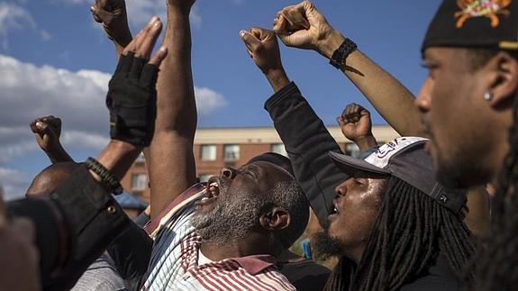 Varias personas protestan en Baltimore por la muerte de Freddie G.