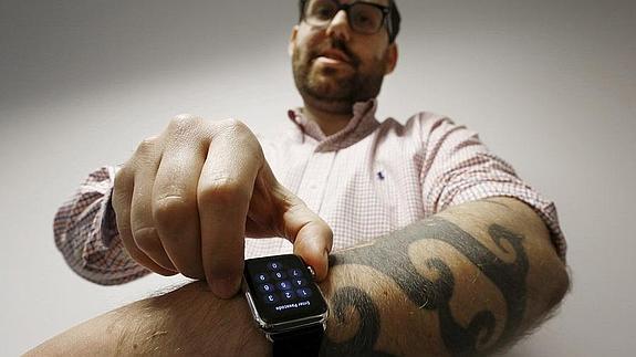 Matt Siegel, periodista de Reuters, con su reloj inteligente. 
