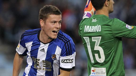 El delantero islandés de la Real Sociedad Alfred Finnbogason celebra el gol marcado.