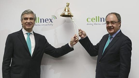 El presidente de Cellnex, Francisco Reynés (i), y el consejero delegado, Tobías Martínez (d), hoy durante el estreno en bolsa. 