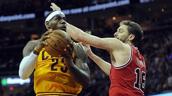 Lebron James supera a Pau Gasol. 