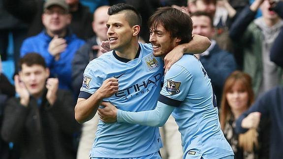Agüero (i) y Silva celebran un gol. 