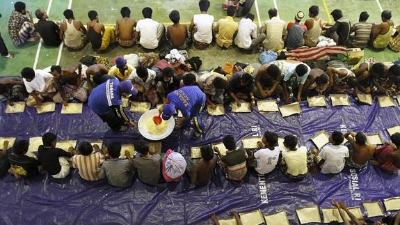 Algunos de los rohingyas rescatados ayer. 