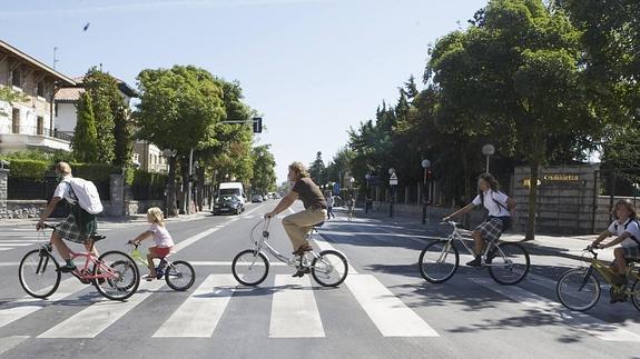 Familia circula en bicileta.