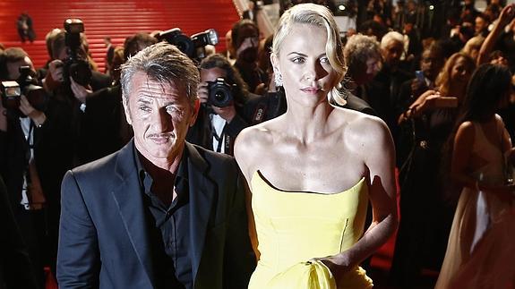 El actor estadounidense Sean Penn y la actriz sudafricana Charlize Theron, en la alfombra roja de Cannes.