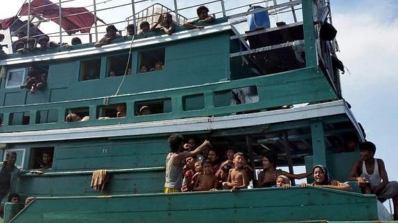 Un grupo de inmigrantes de la minoría étnica musulmana rohingya piden ayuda desde un barco a la deriva en el mar de Andaman. 