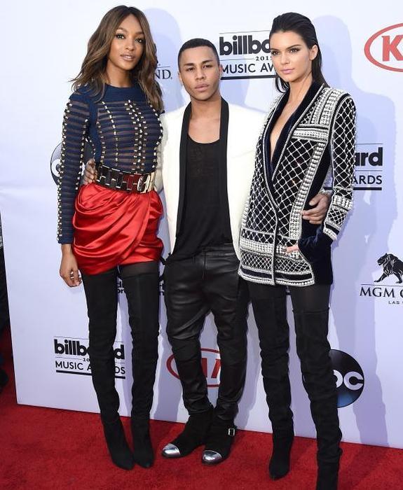 El diseñador Olivier Rousteing, Kendall Jenner y Jourdan Dunn mostraron en los premios Billboard algunas de las piezas de la colección. 