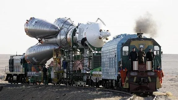 Un tren transporta la nave Soyuz a la base de Baikonur. 