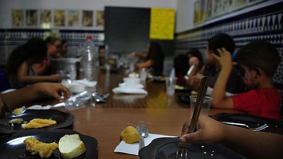 Niños almuerzan en el comedor social de San Antonio Abad (Sevilla).