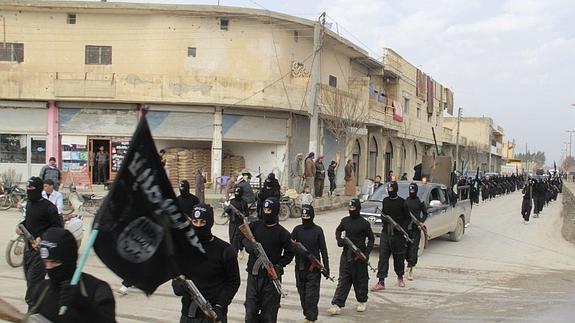 Combatientes del Estado Islámico durante un desfile en la ciudad siria de Tel Abyad. 