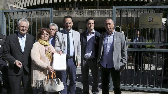 El portavoz del PSOE en el Congreso, Antonio Hernando, y otros portavoces, a las puertas del Constitucional. 