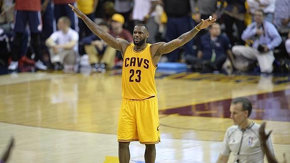 Lebron James celebra una canasta. 