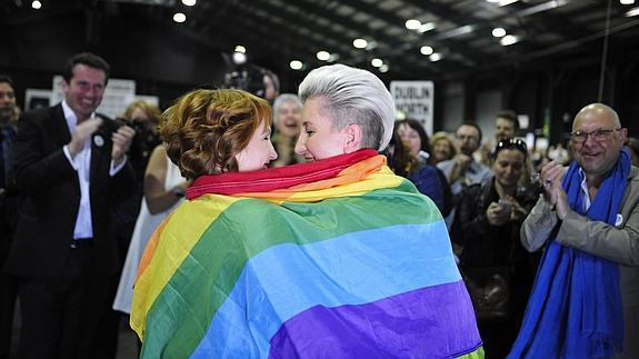 Una pareja celebra la aprobación del matrimonio homosexual en Irlanda.