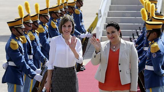 Doña Letizia, junto a la la primera dama hondureña, Ana Rosalinda García.