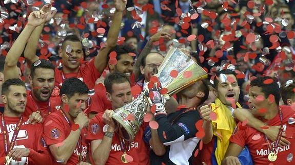 Los jugadores del Sevilla, tras su victoria. 