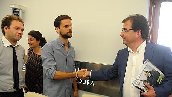 Imagen de la reunión del PSOE extremeño y Podemos de Extremadura en la sede de la Asamblea de Extremadura.