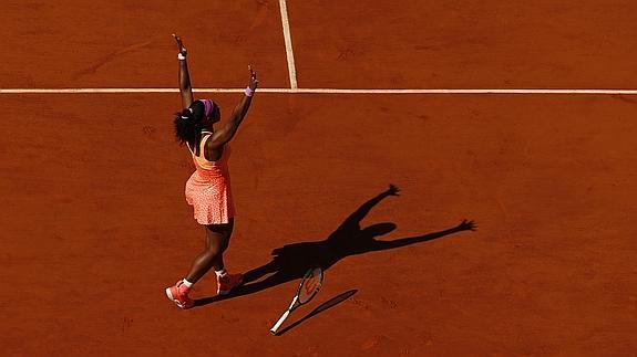 Serena Williams celebra su victoria en París. 