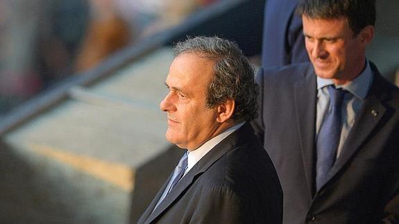 Michel Platini (izq.) y Manuel Valls, en la final de la Champions.  