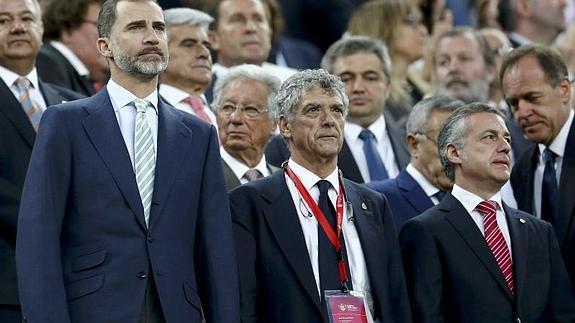 El rey, Ángel Villar e Iñigo Urkullu en el Camp Nou. 