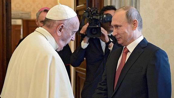 Saludo entre el Papa Francisco y el presidente ruso, Vladimir Putin.